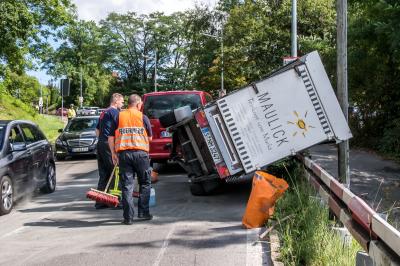 Stuttgart Degerloch: Anhaenger kippt in Kurve um..